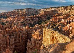 Rozświetlone słońcem skały w Parku Narodowym Bryce Canyon