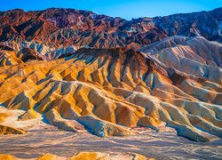 Rozświetlone słońcem skały w Parku Narodowym Doliny Śmierci w Kalifornii