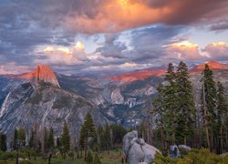 Stany Zjednoczone, Stan Kalifornia, Park Narodowy Yosemite, Drzewa, Skaliste, Góry, Sierra Nevada, Chmury