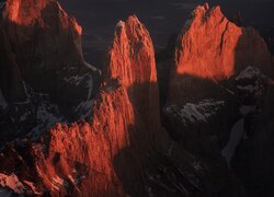Rozświetlone słońcem szczyty Torres del Paine w Chile