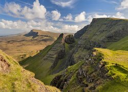 Rozświetlone słońcem wzgórza Quiraing na szkockiej wyspie Skye