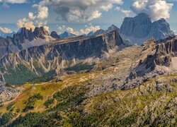 Rozświetlone słonecznym blaskiem Dolomity