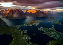 Norwegia, Lofoty, Rozświetlone, Szczyty, Góry, Morze Północne, Domy, Wioski
