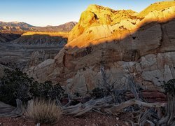 Rozświetlone szczyty skał w Parku Narodowym Capitol Reef