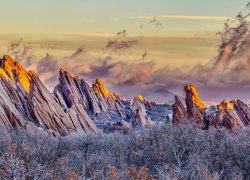 Rozświetlone szczyty skał w Parku stanowym Roxborough w Kolorado