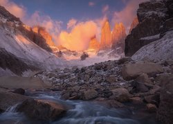 Argentyna, Patagonia, Base las Torres, Góry, Szczyty, Torres del Paine, Park Narodowy Torres del Paine, Zachód słońca, Rzeka, Skały, Kamienie