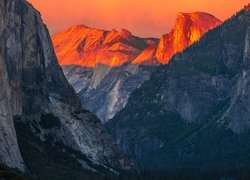 Park Narodowy Yosemite, Góry, Rozświetlone, Szczyty, Góra, Half Dome, Skały, Zachód słońca, Kalifornia, Stany Zjednoczone
