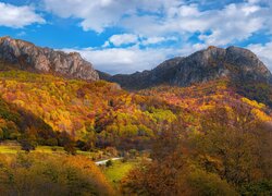 Rozświetlony jesienny krajobraz gór i wzgórz