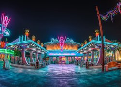Rozświetlony nocą Disneyland w kalifornijskim mieście Anaheim