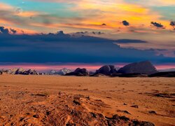 Rozświetlony piasek i skały w dolinie Wadi Rum Reserve