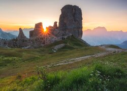 Rozświetlony promieniami słońca szczyt Cinque Torri w Dolomitach