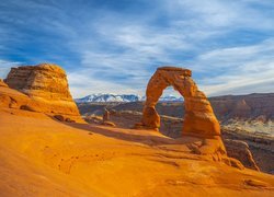 Rozświetlony słońcem łuk skalny Delicate Arch