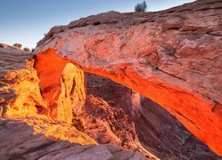 Rozświetlony słońcem skalny łuk Mesa Arch w Parku Narodowym Canyonlands