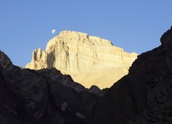 Rozświetlony szczyt Aconcagua w argentyńskich Andach