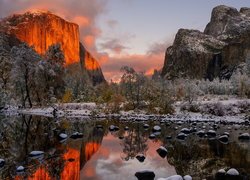 Park Narodowy Yosemite, Góry, Rozświetlony, Szczyt El Capitan, Dolina Yosemite Valley, Drzewa, Rzeka, Merced River, Śnieg, Stan Kalifornia, Stany Zjednoczone