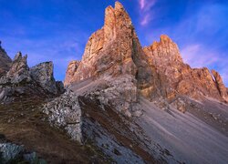 Rozświetlony szczyt Les Aiguilles w Alpach Wysokich