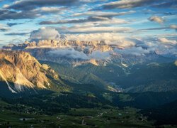 Rozświetlony szczyt Seceda w Dolomitach i domy w dolinie