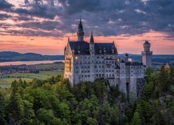 Niemcy, Bawaria, Zamek Neuschwanstein, Drzewa, Wzgórza, Zachód słońca, Chmury