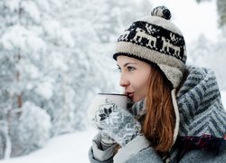 Rudowłosa dziewczyna w czapce i rękawiczkach
