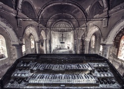 Ruiny kościoła i zniszczone organy