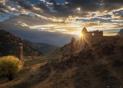 Góry, Kaukaz, Ruiny, Wieże obronne, Promienie słońca, Chmury, Republika Inguszetii, Rosja