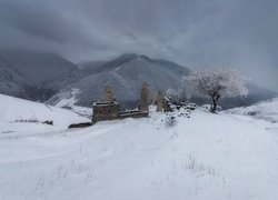 Ruiny wież obronnych w Republice Inguszetii zimową porą