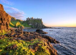 Ruiny zamku Dunluce na skalistym wybrzeżu Irlandii Północnej