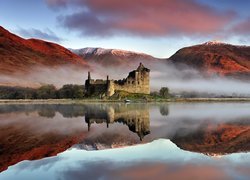 Wielka Brytania, Szkocja, Hrabstwo Argyll and Bute, Jezioro Loch Awe, Zamek Kilchurn, Ruiny, Góry, Mgła, Drzewa