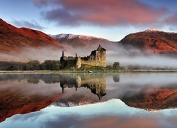 Ruiny zamku Kilchurn nad jeziorem Loch Awe w Szkocji