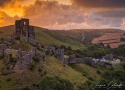 Wschód słońca, Chmury, Wzgórze, Zamek w Corfe Castle, Ruiny, Hrabstwo Dorset, Anglia