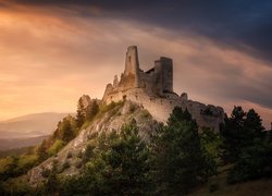 Ruiny zamku na wzgórzu we wsi Cachtice na Słowacji