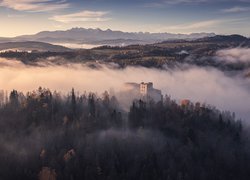 Ruiny Zamku w Czorsztynie na tle zamglonych wzgórz