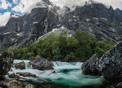 Rwąca rzeka płynąca po kamieniach w górach