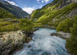Rwąca rzeka w norweskiej Dolinie Flam