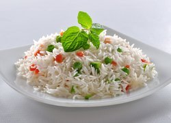 Ryż z warzywami na talerzu