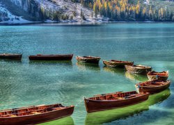 Rząd łódek na jeziorze Pragser Wildsee