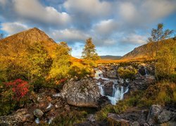 Rzeczka płynąca na skałach i góra Buachaille Etive Mor w Szkocji