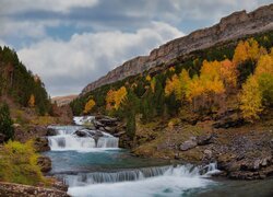 Kaskada, Drzewa, Rzeka, Arazas Rio, Dolina Ordesy, Park Narodowy Ordesa y Monte Perdido, Hiszpania