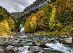Rzeka, Arazas River, Kamienie, Drzewa, Góry, Pireneje, Jesień, Prowincja Huesca, Hiszpania