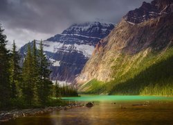 Park Narodowy Jasper, Góry, Góra, Mount Edith Cavell, Rzeka, Astoria River, Drzewa, Lasy, Chmury, Alberta, Kanada