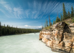 Kanada, Prowincja Alberta, Park Narodowy Jasper, Rzeka Athabaska, Drzewa, Skały