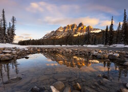 Kanada, Alberta, Góry, Canadian Rockies, Góra, Castle Mountain, Rzeka, Bow River, Kamienie, Las, Drzewa, Chmury, Zima, Park Narodowy Banff