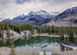 Park Narodowy Banff, Prowincja Alberta, Kanada, Góry Canadian Rockies, Las, Rzeka Bow River, Chmury