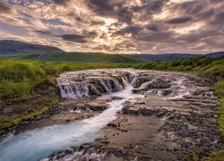 Niebo, Chmury, Wzgórza, Wodospad Bruarfoss Waterfall, Zachód słońca, Rzeka Bruara, Islandia