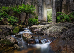 Rzeka Cascade River przepływająca przez tamę Mount Paris Dam