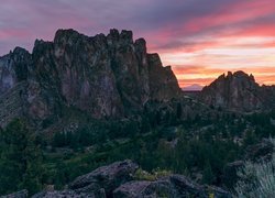 Park stanowy Smith Rock State Park, Skały, Rzeka Crooked River, Drzewa, Stan Oregon, Stany Zjednoczone