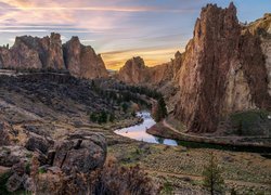 Stany Zjednoczone, Stan Oregon, Park stanowy Smith Rock, Góry, Skały, Rzeka, Crooked River, Drzewa