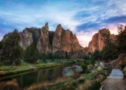 Park stanowy Smith Rock State Park, Rzeka Crooked River, Stan Oregon, Stany Zjednoczone, Ścieżka, Skały, Mostek