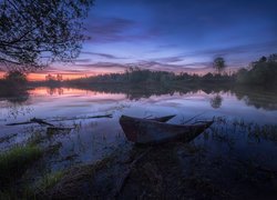 Rzeka Dubna we mgle o wschodzie słońca