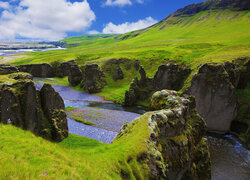 Rzeka Fjadra i kanion Fjadrargljufur w Islandii